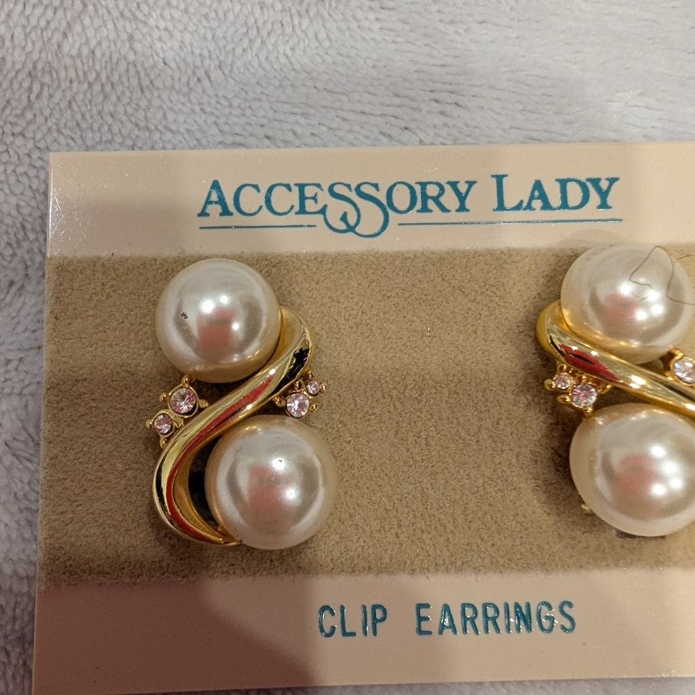 Vintage Accessory Lady Clip Earrings Faux Pearl Gold Tone Rhinestone - Picture 2 of 3